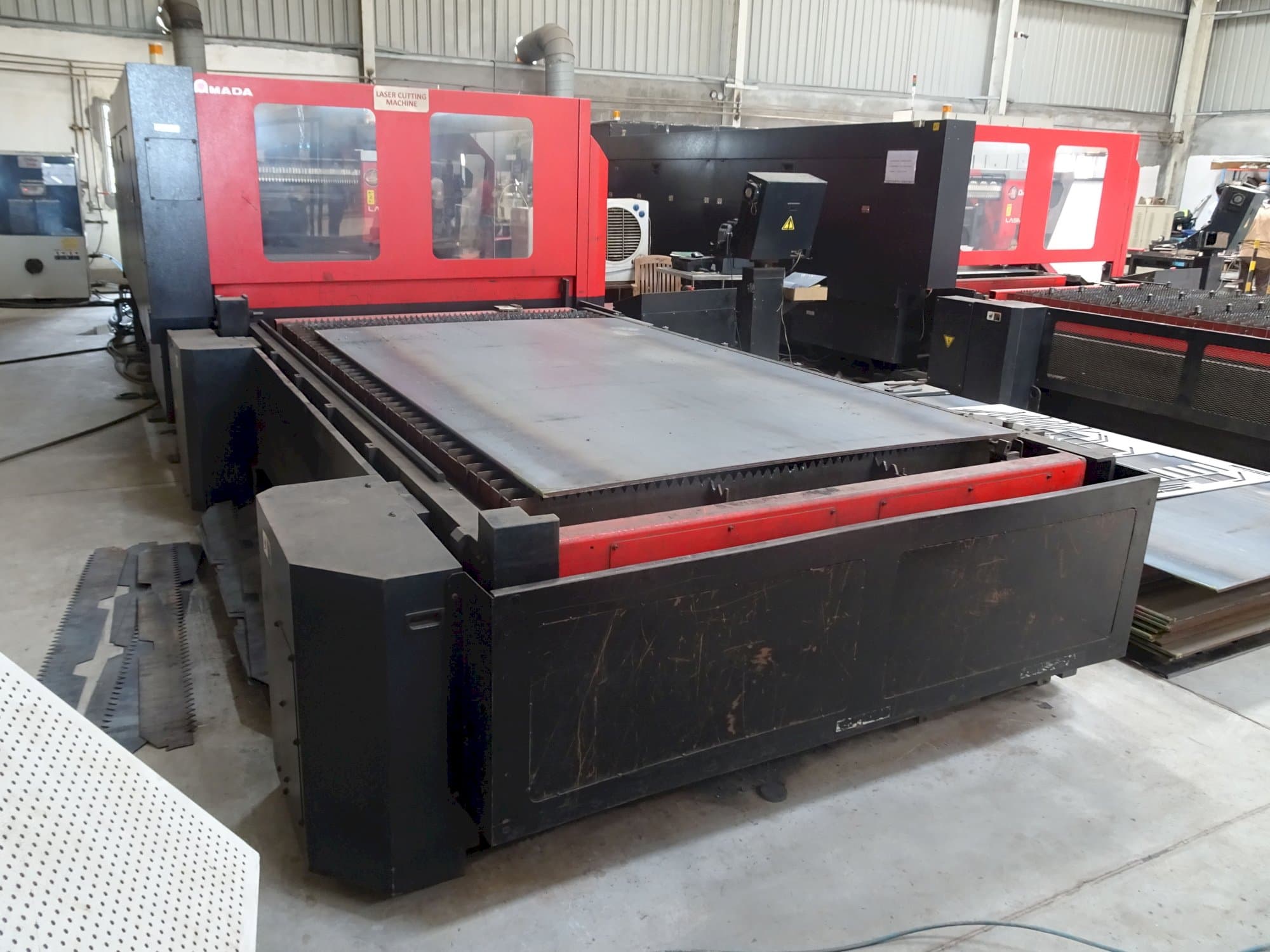 Vista frontale della macchina AMADA F03015 NT