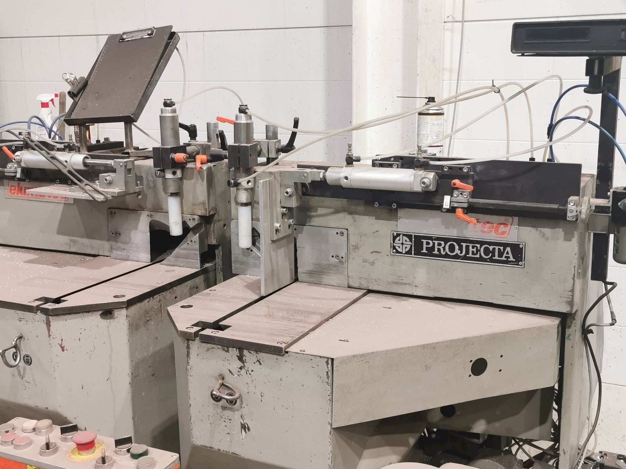 Vista frontale della macchina Elumatec DG 104