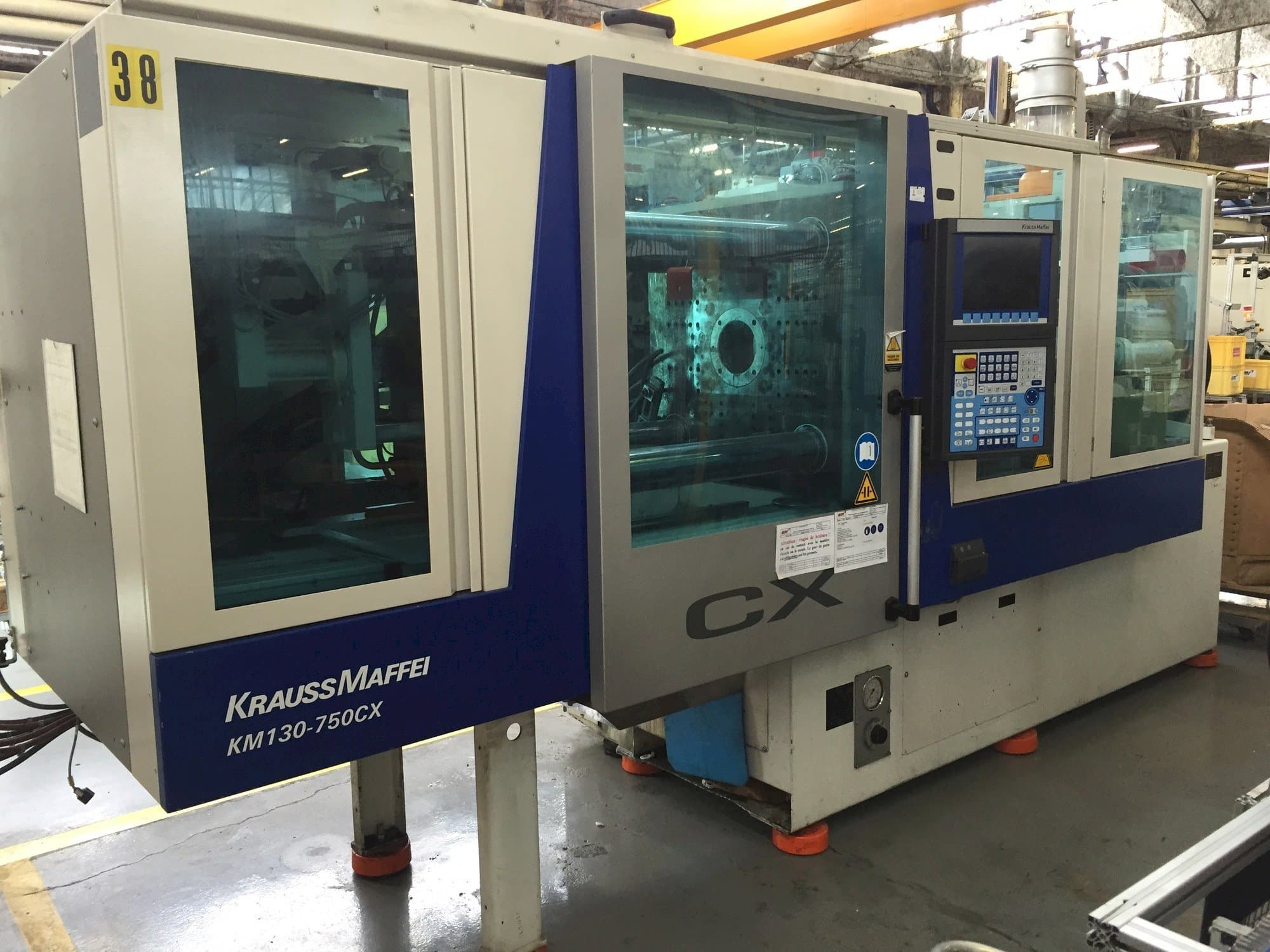 Vista frontale della macchina Krauss Maffei 130-750 CX