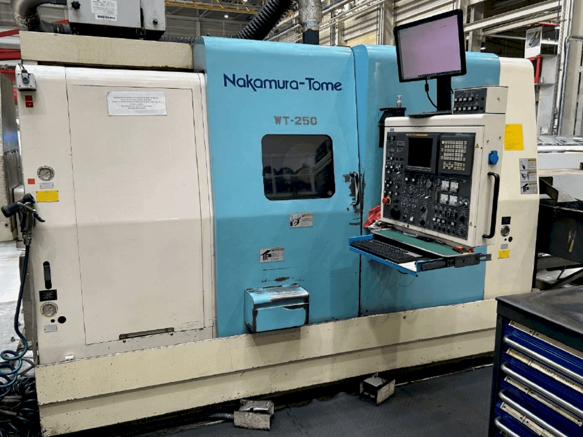 Vista frontale della macchina NAKAMURA-TOME WT 250