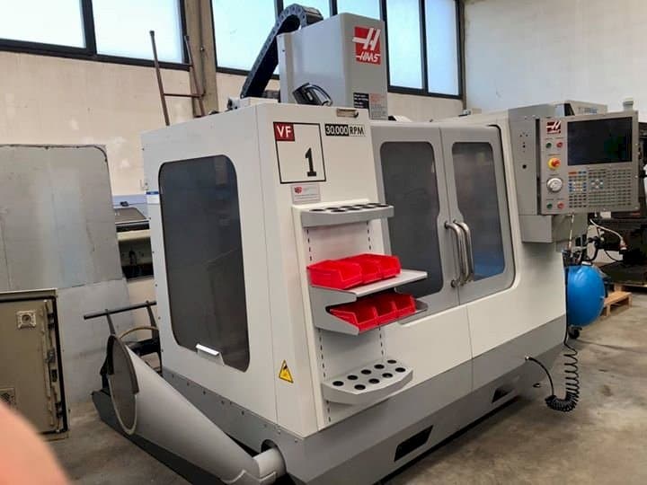 Vista frontale della macchina HAAS VF1 SS