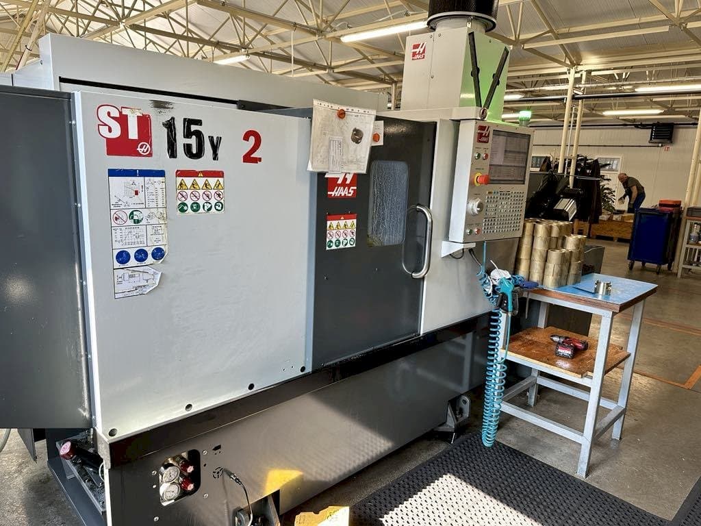 Vista frontale della macchina HAAS ST-15Y (2019)