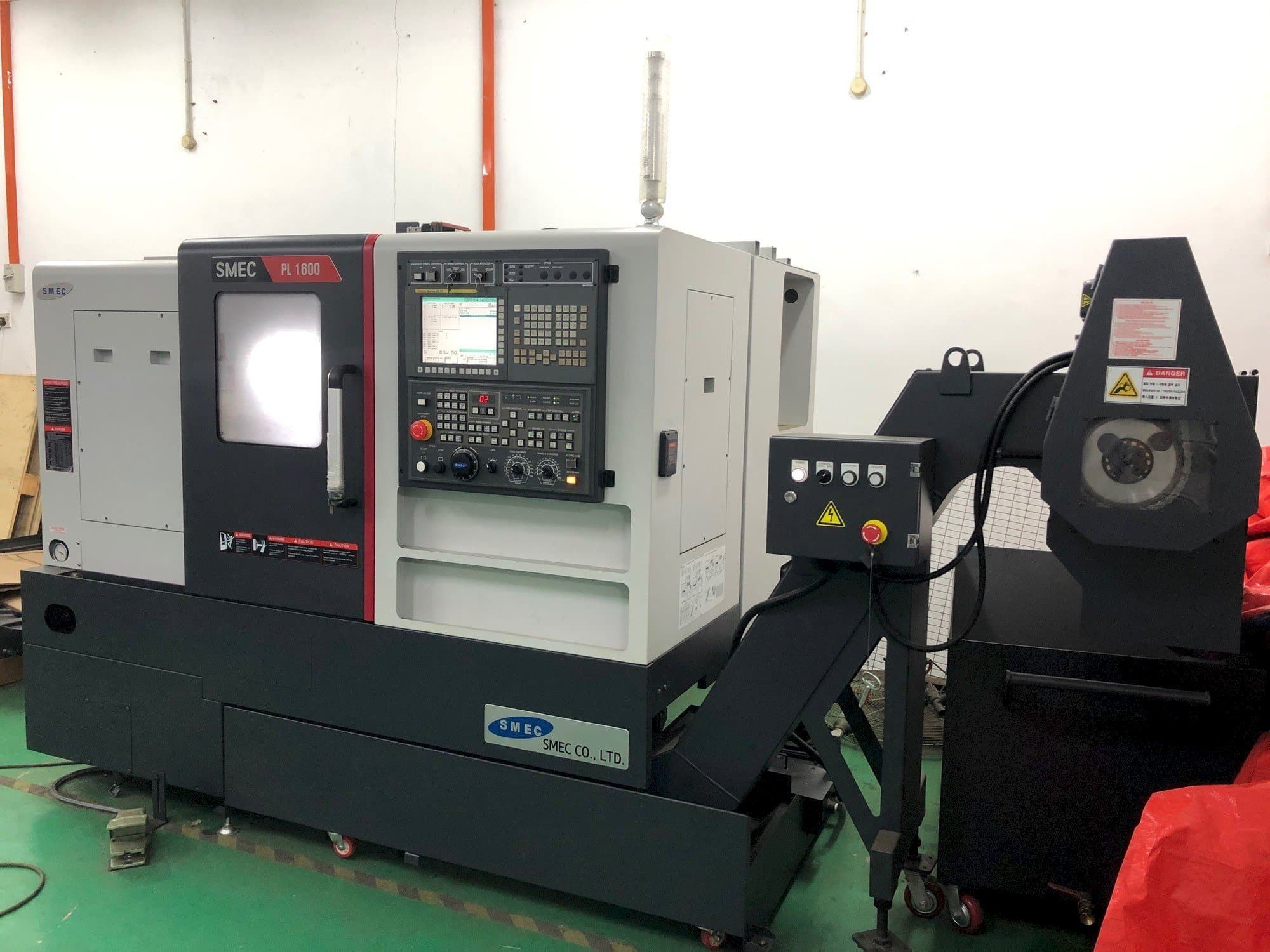 Vista frontale della macchina SMEC PL1600