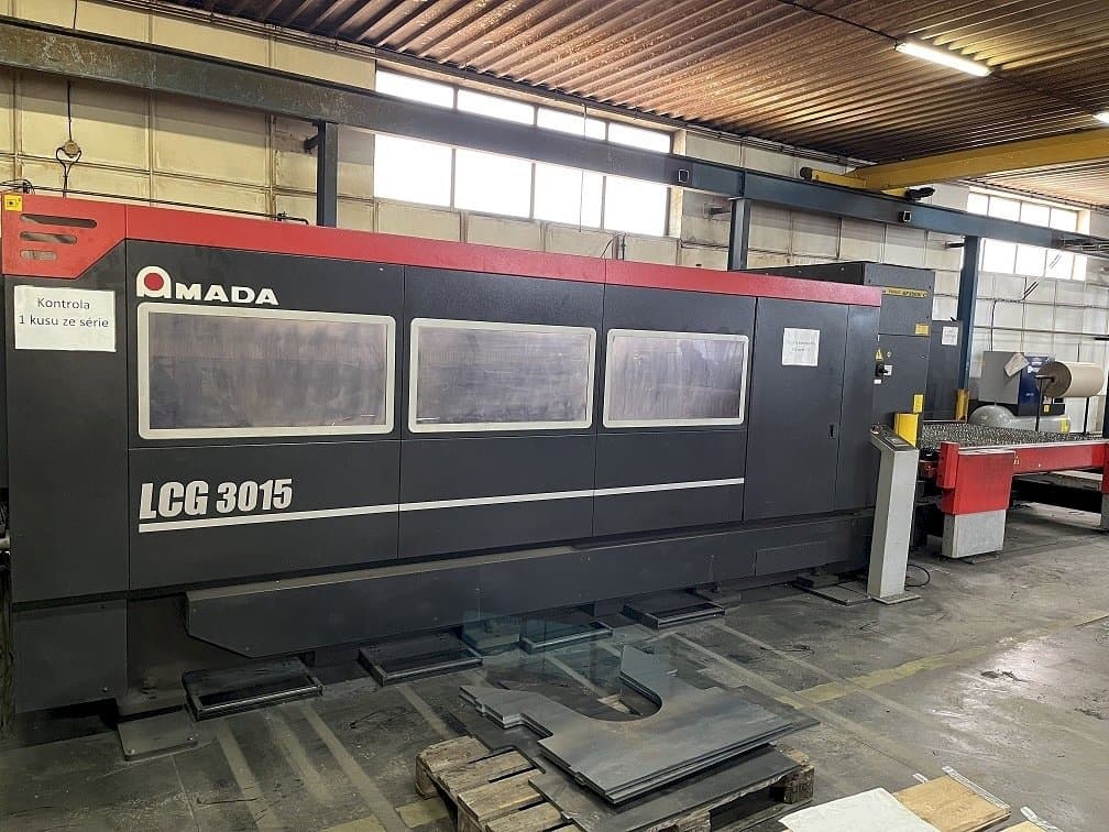 Vista frontale della macchina AMADA LCG 3015