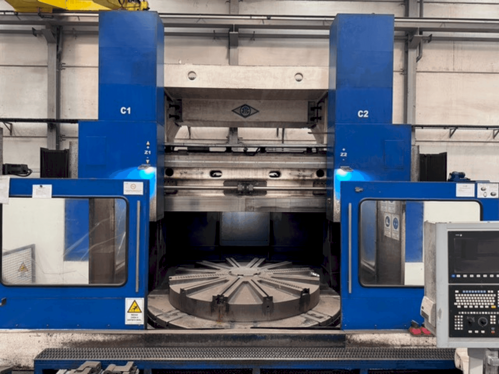 Vista frontale della macchina KOLOMNA 1532T