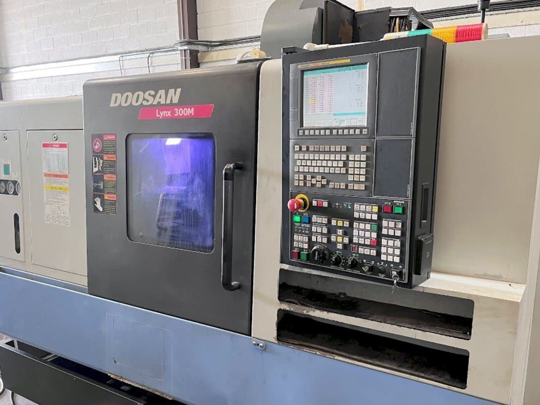 Vista frontale della macchina Doosan Lynx 300M