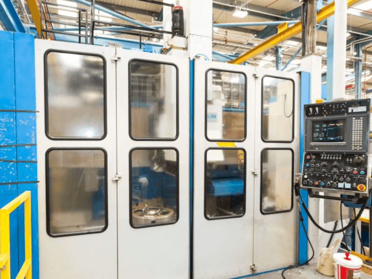 Vista frontale della macchina TOS SKIQ 20 CNC