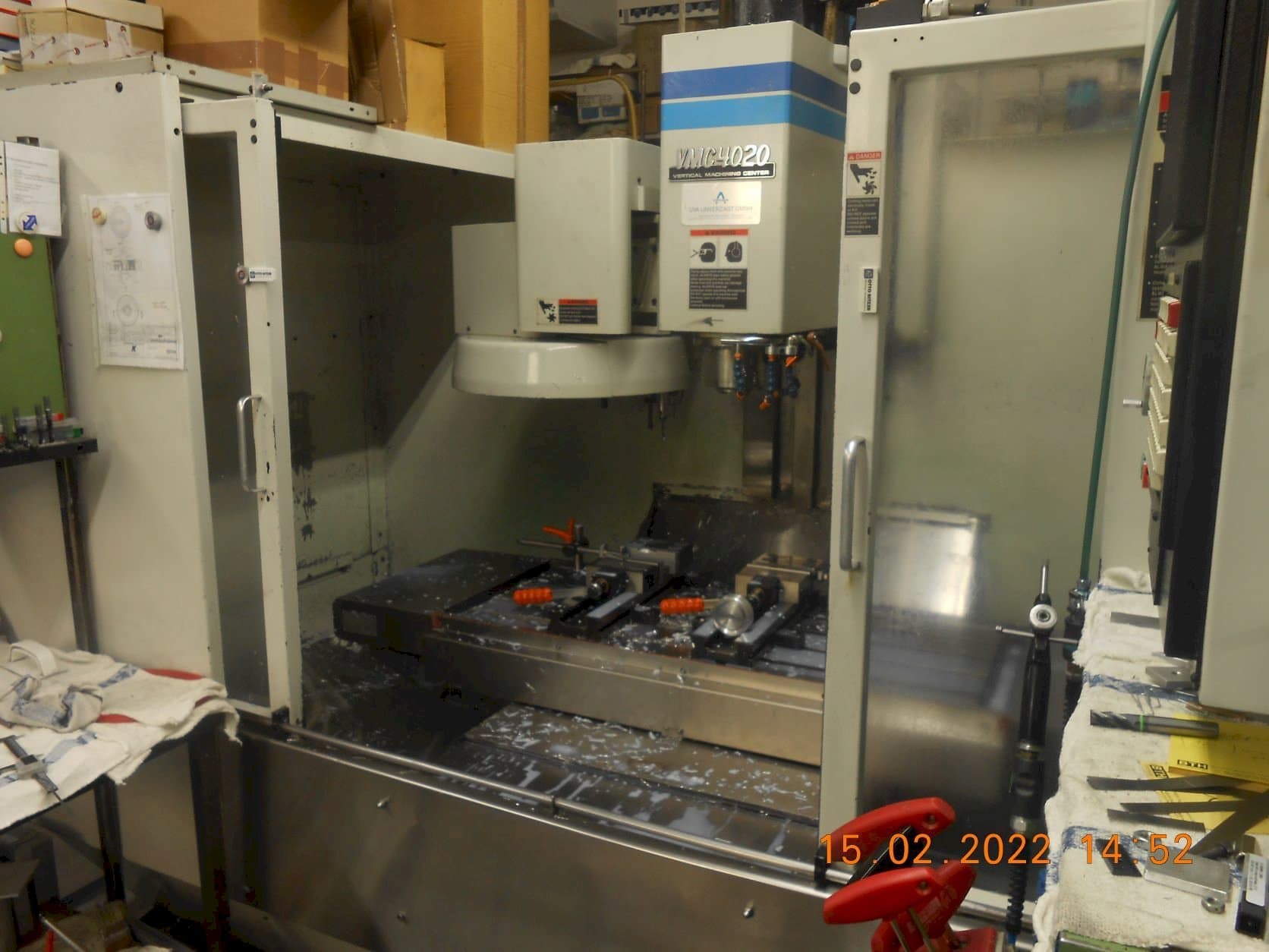 Vista frontale della macchina FADAL CNC Bearbeitungszentrum VMC 4020
