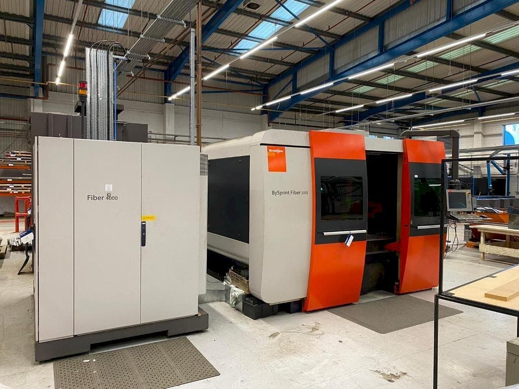 Vista frontale della macchina Bystronic BySprint Fiber 3015