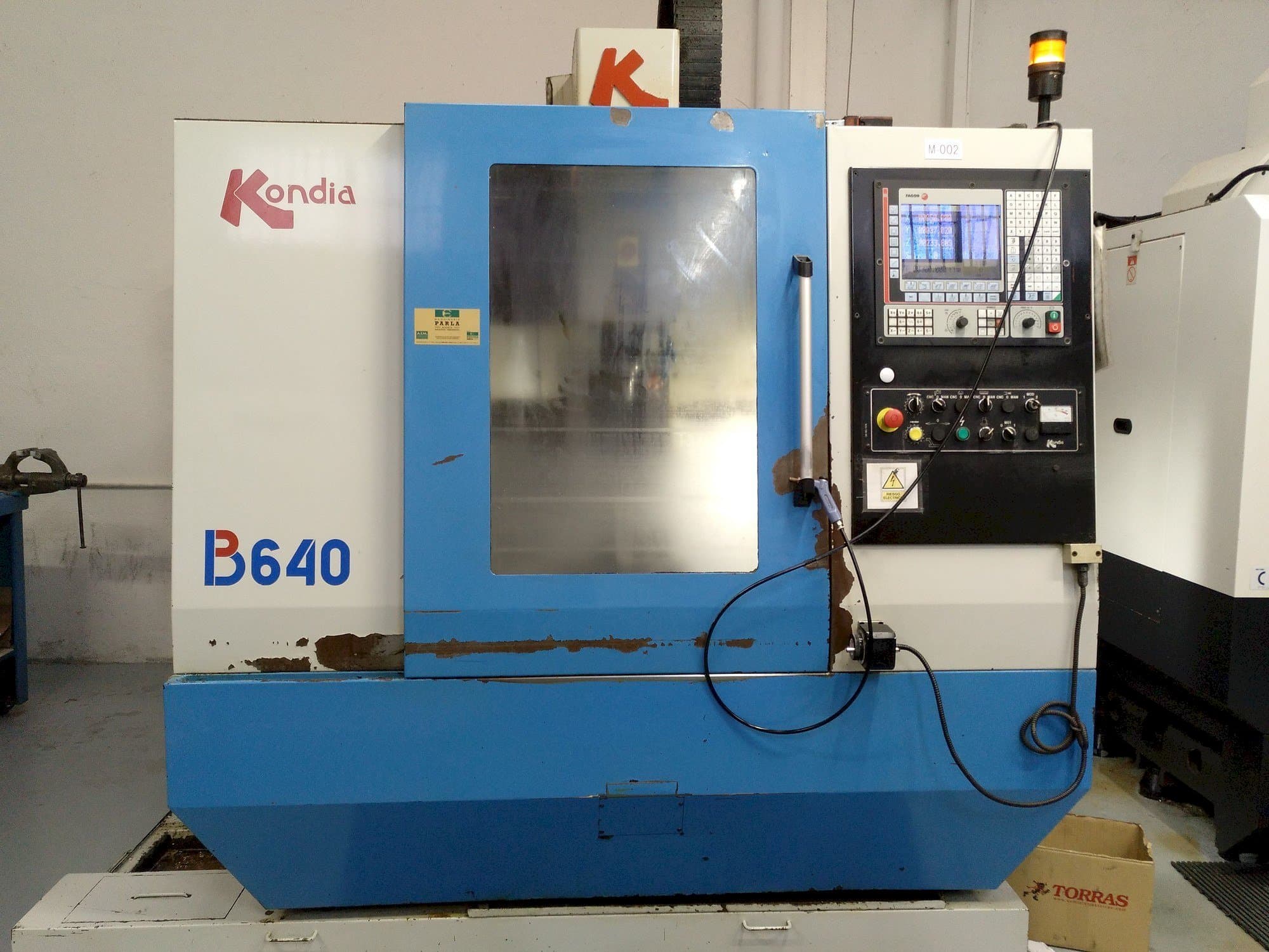 Vista frontale della macchina KONDIA B-640