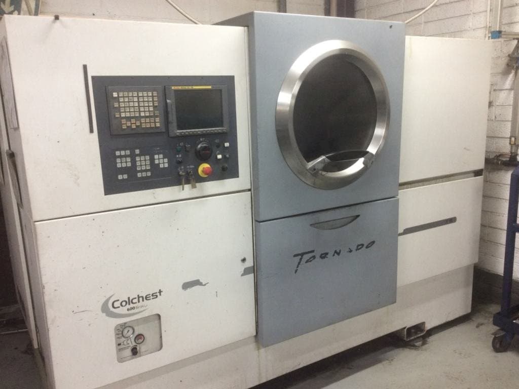 Vista frontale della macchina Colchester Tornado T8