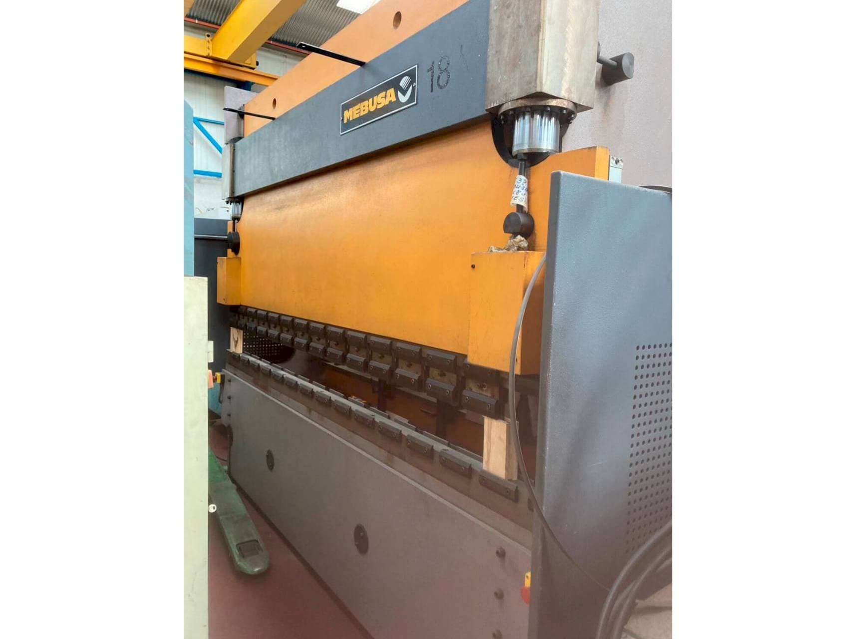 Vista frontale della macchina MEBUSA PH80/30SY