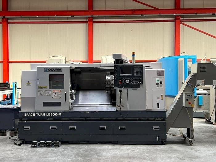 Vista frontale della macchina Okuma LB 300M
