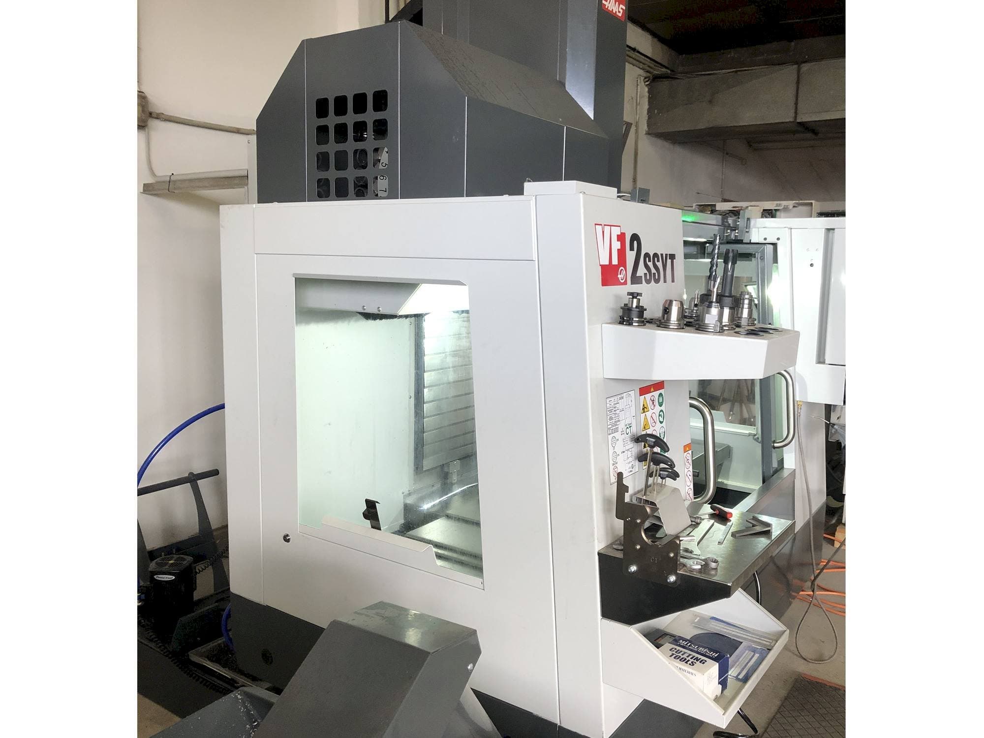 Vista frontale della macchina HAAS VF-2SSYT