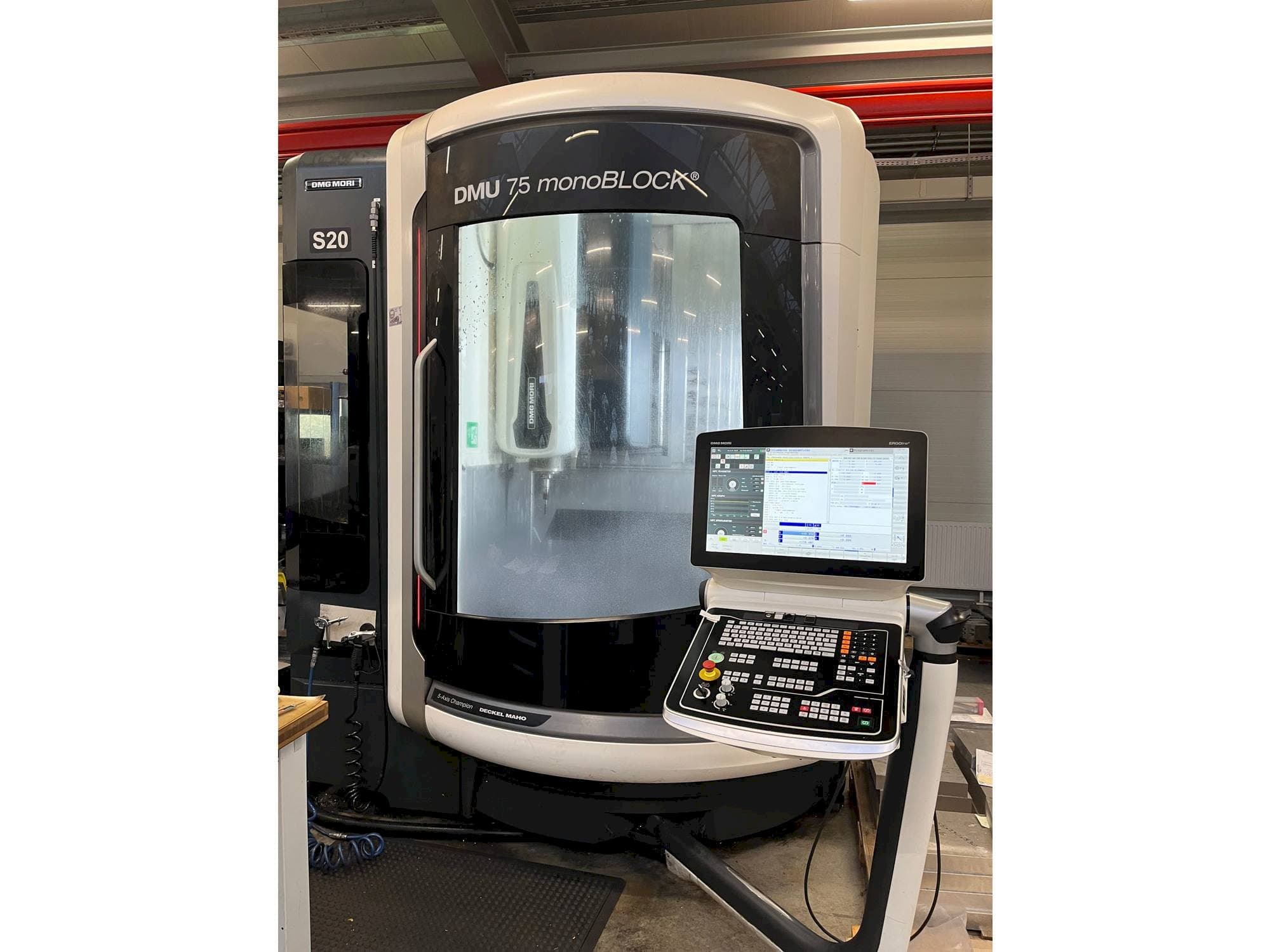 Vista frontale della macchina DMG MORI DMU 75 monoBLOCK