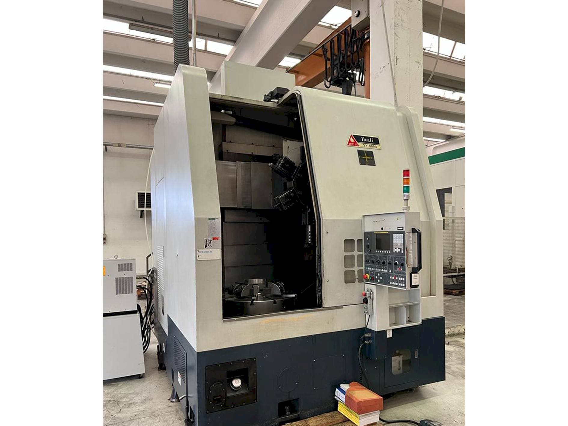 Vista frontale della macchina YOU JI YV-800A