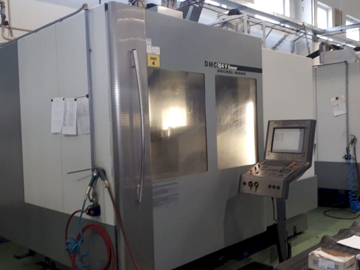 Vista frontale della macchina DECKEL MAHO DMC 104 linear