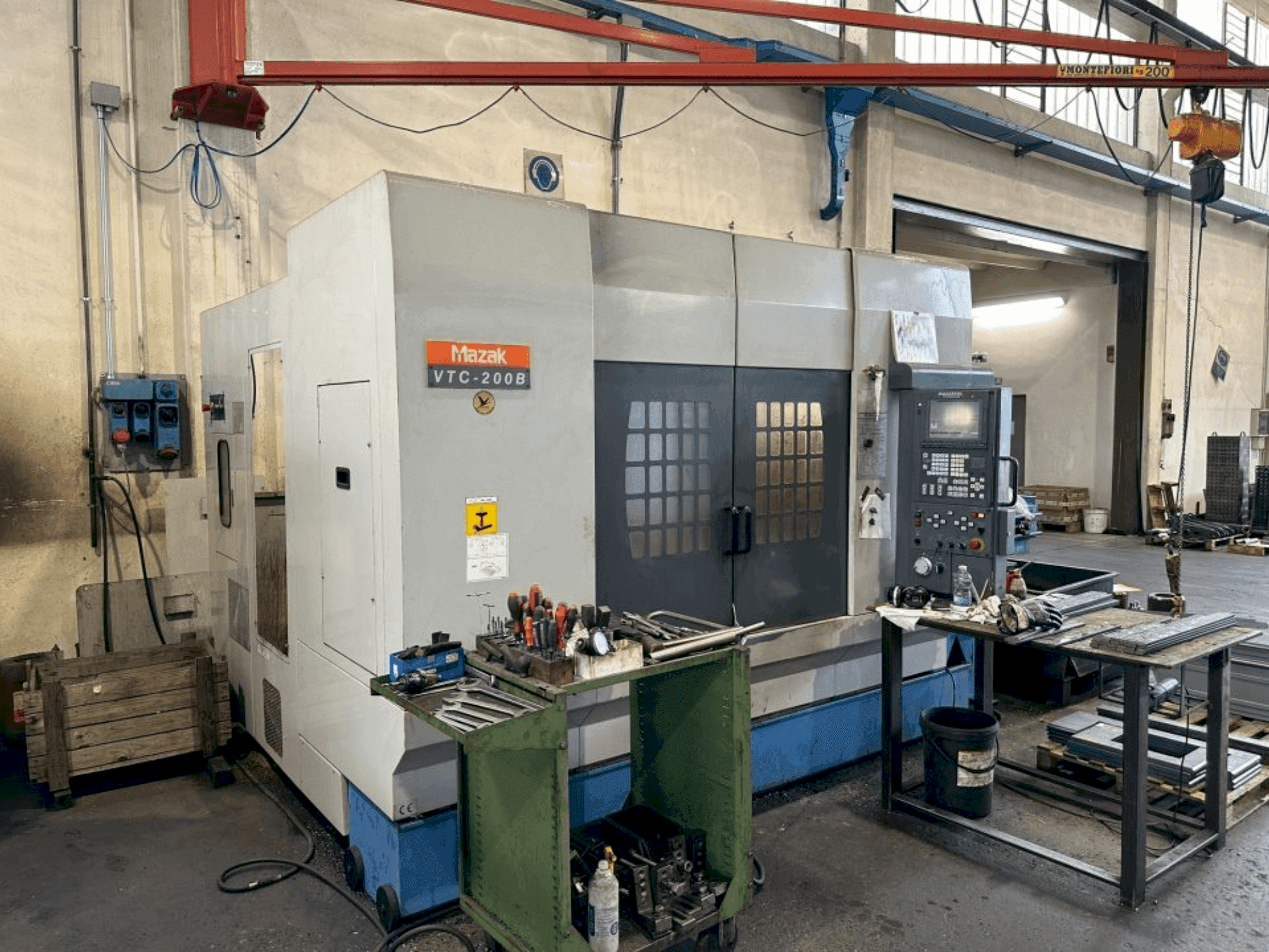 Vista frontale della macchina Mazak VTC 200B