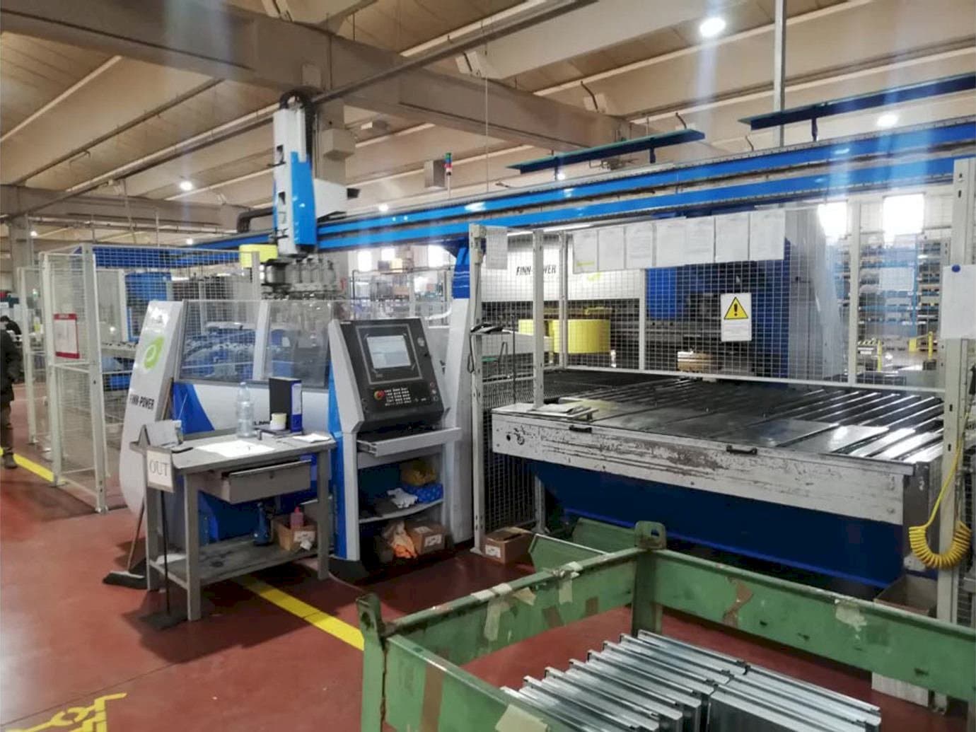 Vista frontale della macchina Finn-Power EBE5