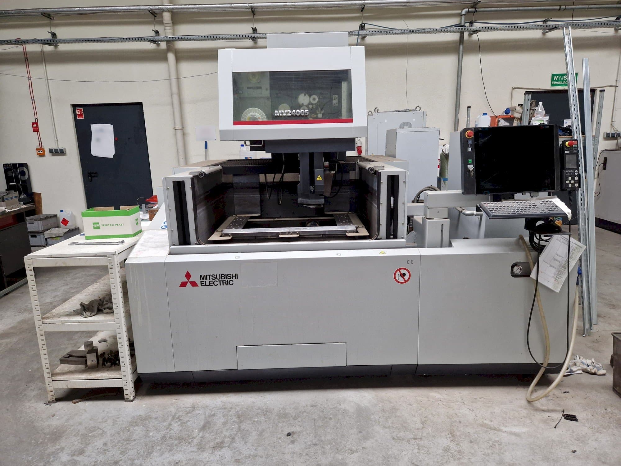 Vista frontale della macchina Mitsubishi MV2400S NEWGEN