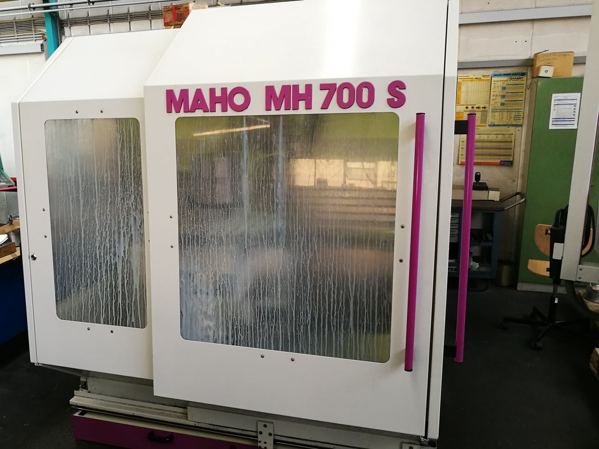 Vista frontale della macchina Maho MH 700 S