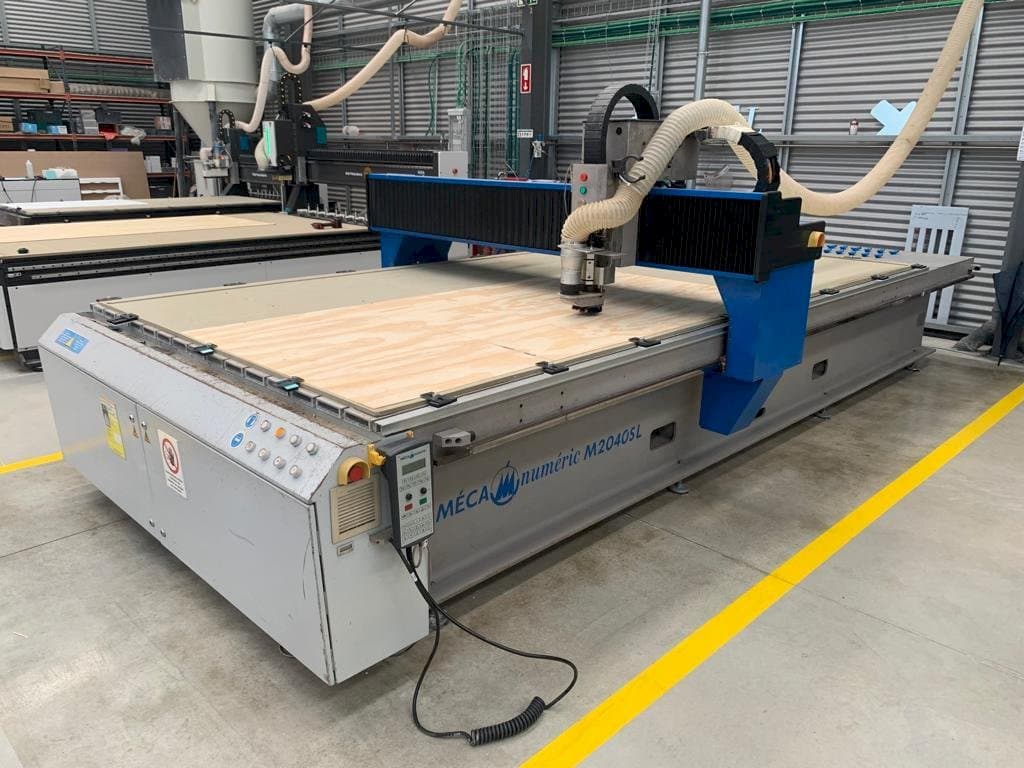 Vista frontale della macchina MECANUMERIC M2040