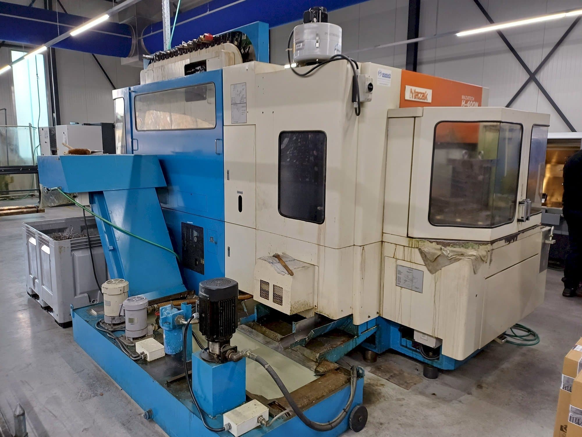 Vista frontale della macchina Mazak H400N