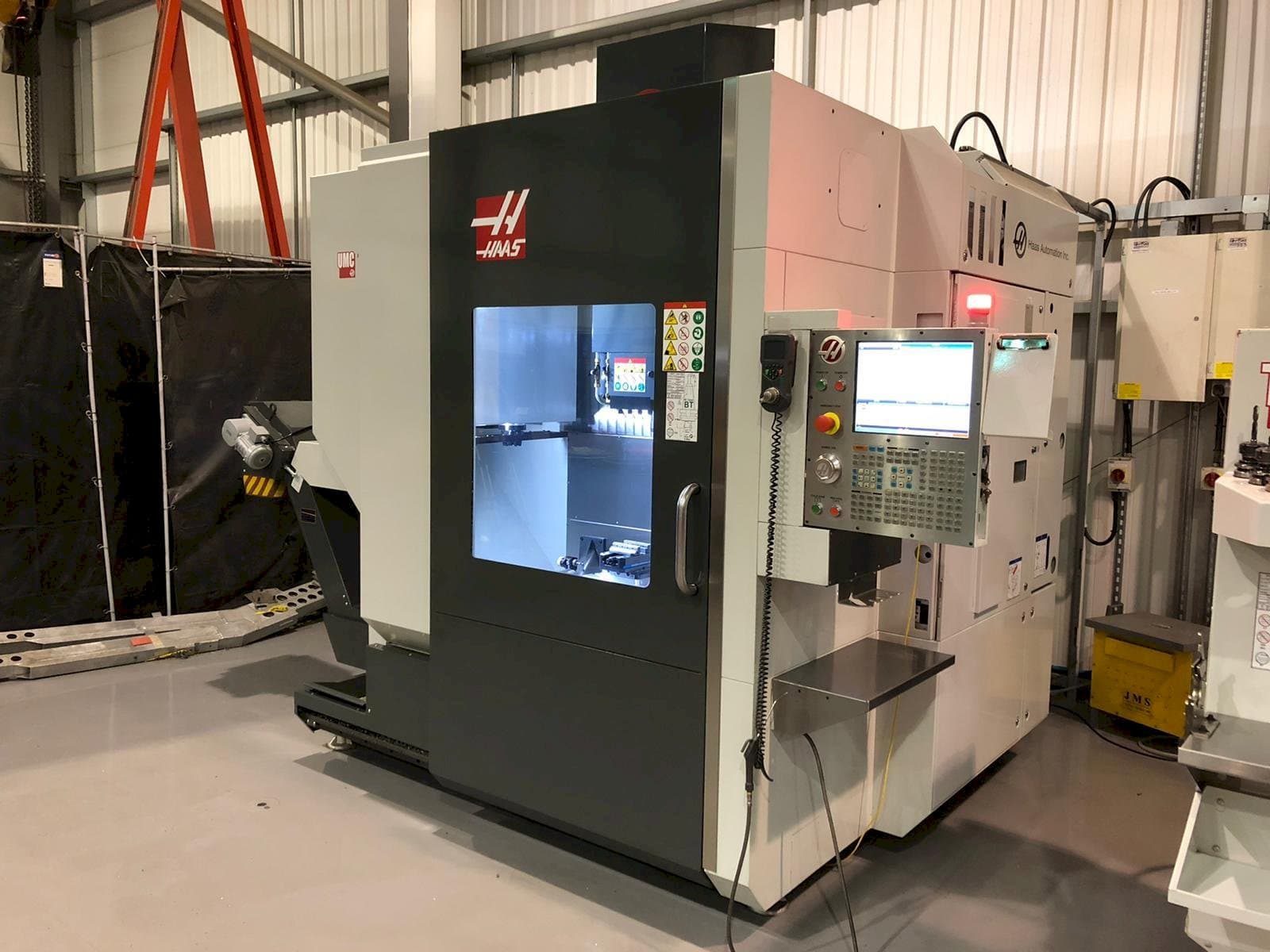 Vista frontale della macchina HAAS UMC - 750