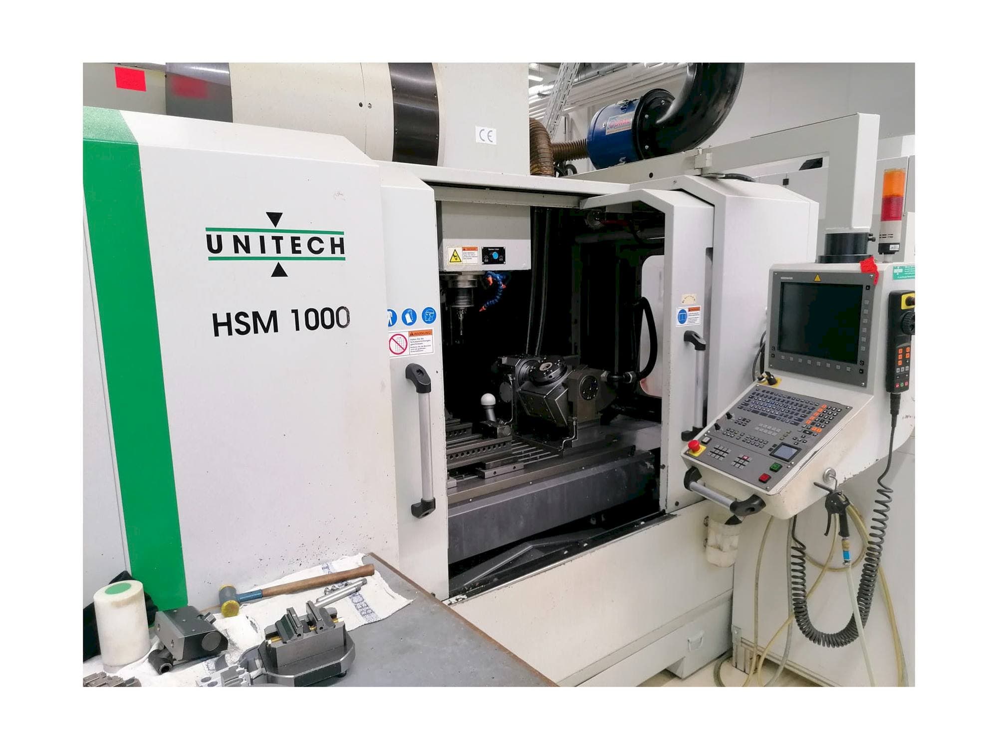 Vista frontale della macchina UNITECH HSM1000
