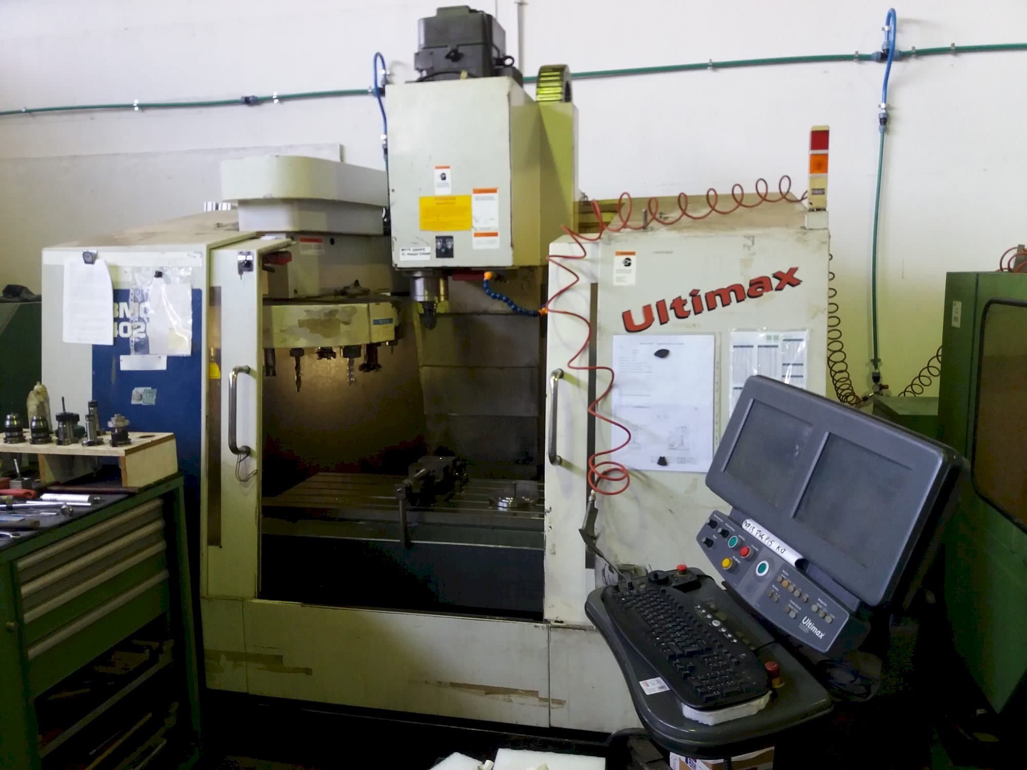 Vista frontale della macchina Hurco BMC 420 HT