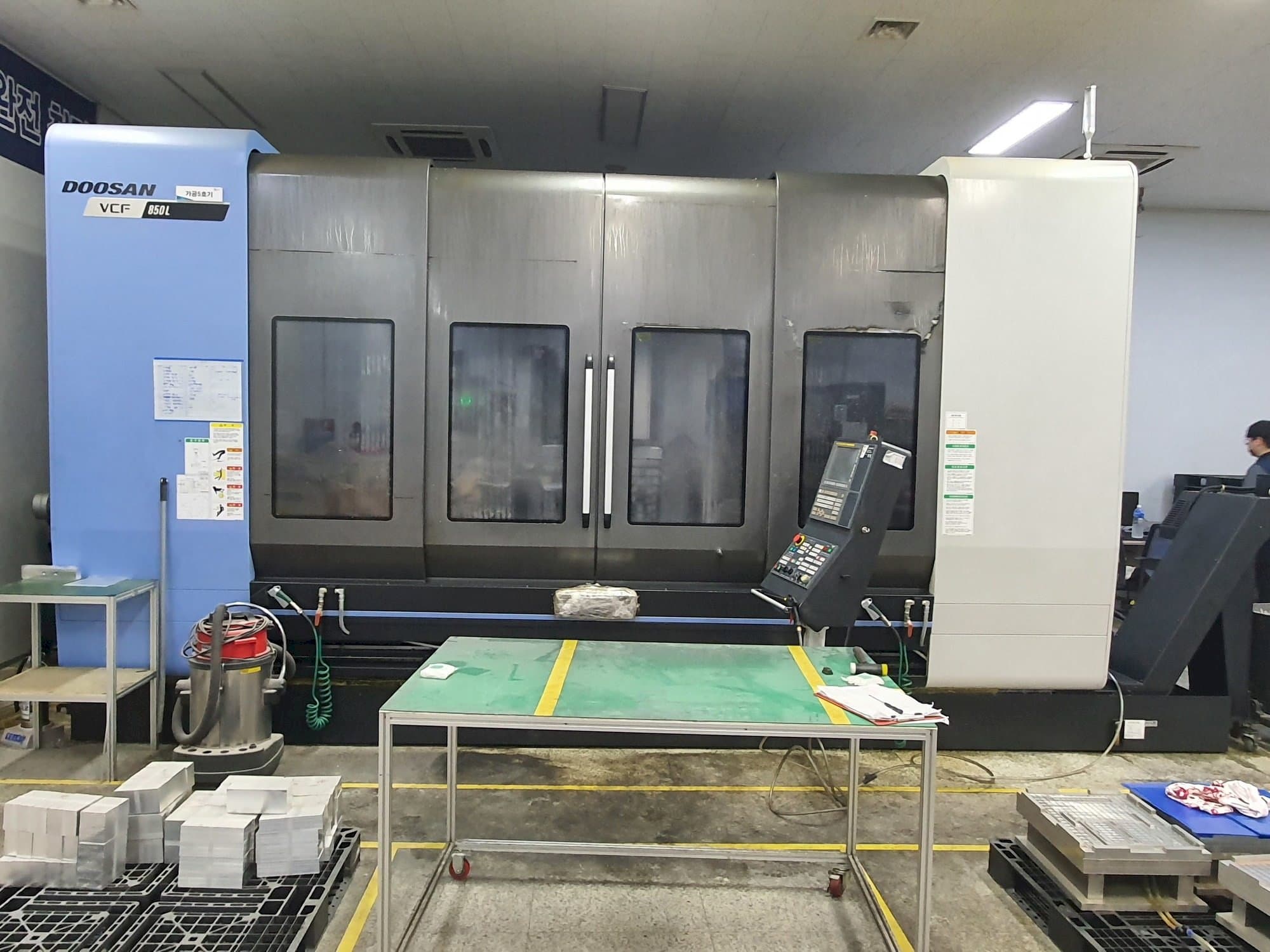 Vista frontale della macchina Doosan VCF850L