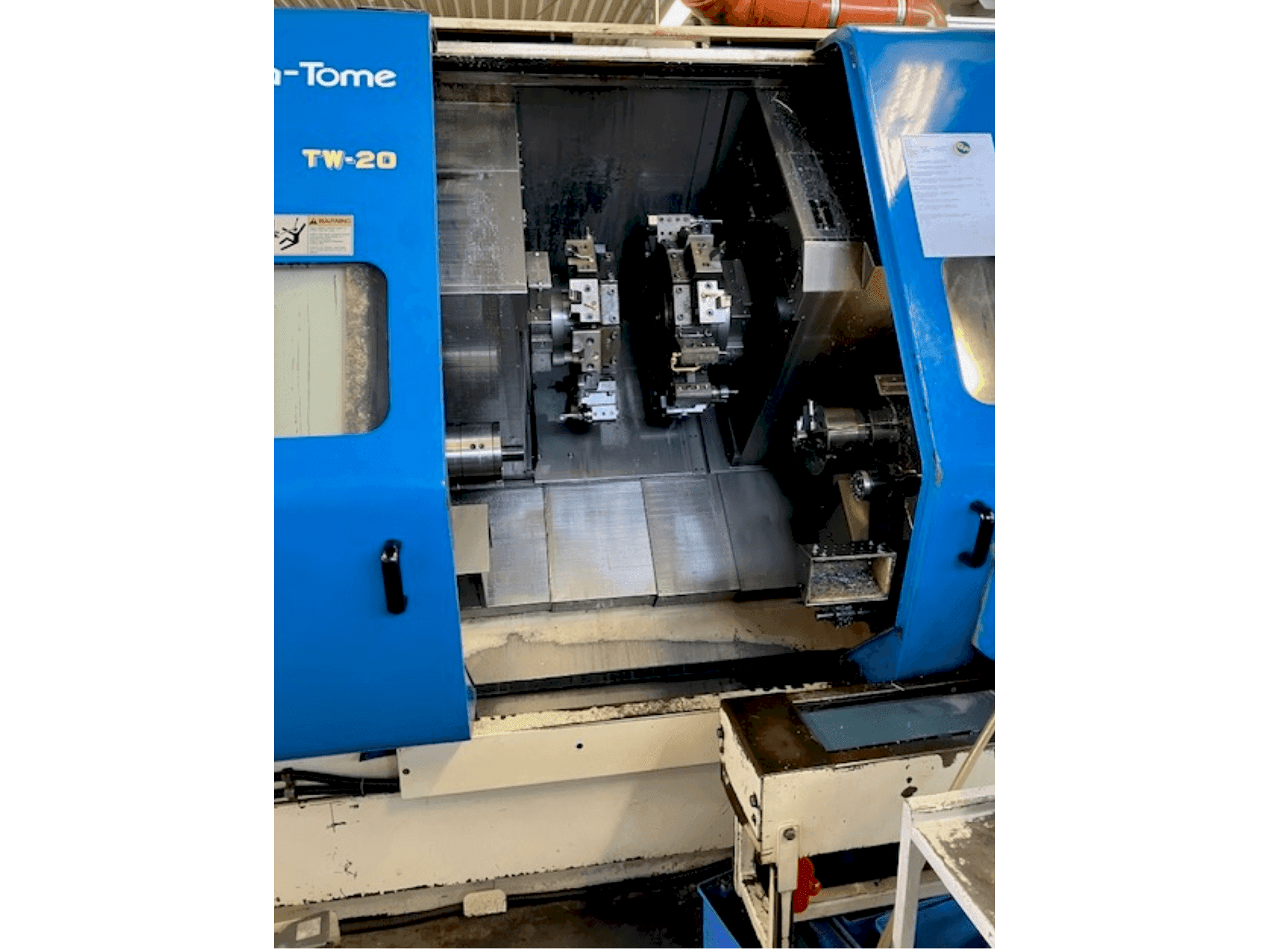 Vista frontale della macchina NAKAMURA-TOME TW-20