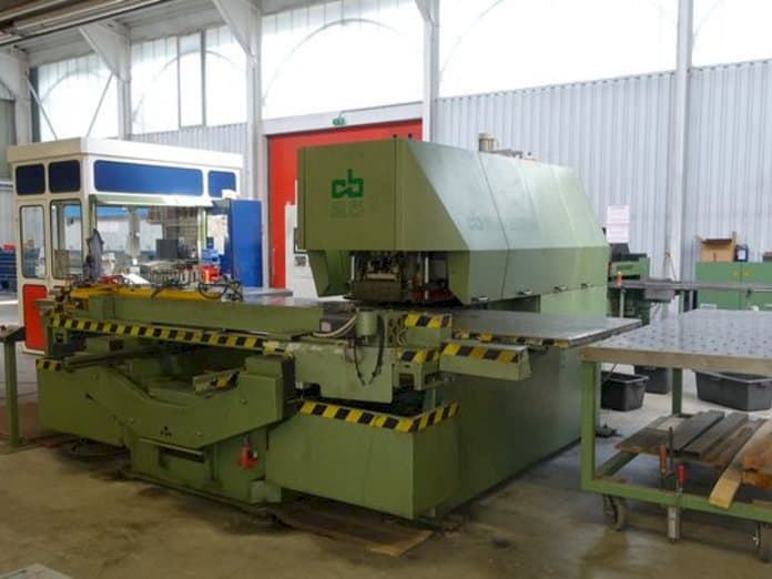 Vista frontale della macchina Behrens CB 25/1250