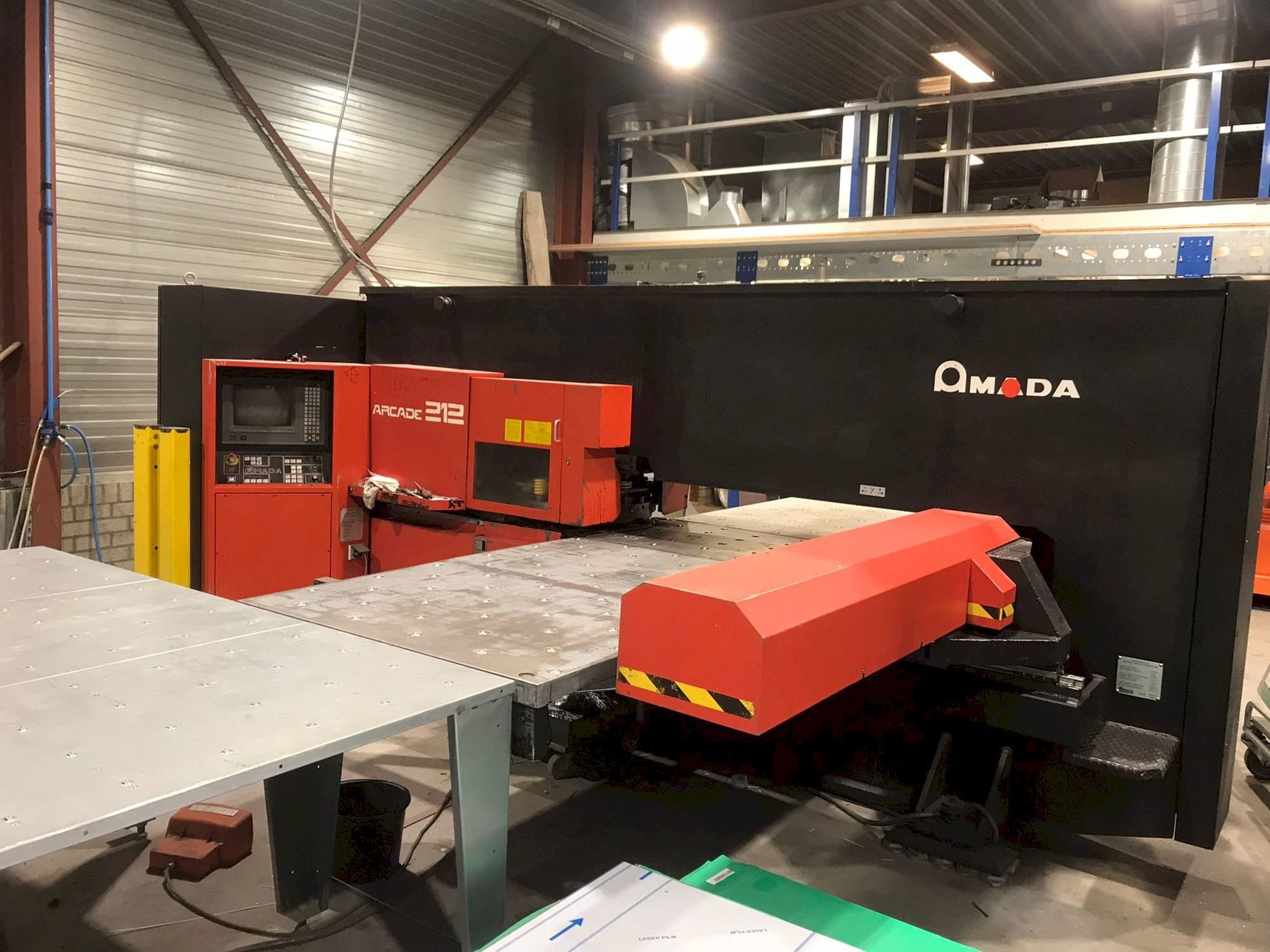 Vista frontale della macchina AMADA Arcade 212