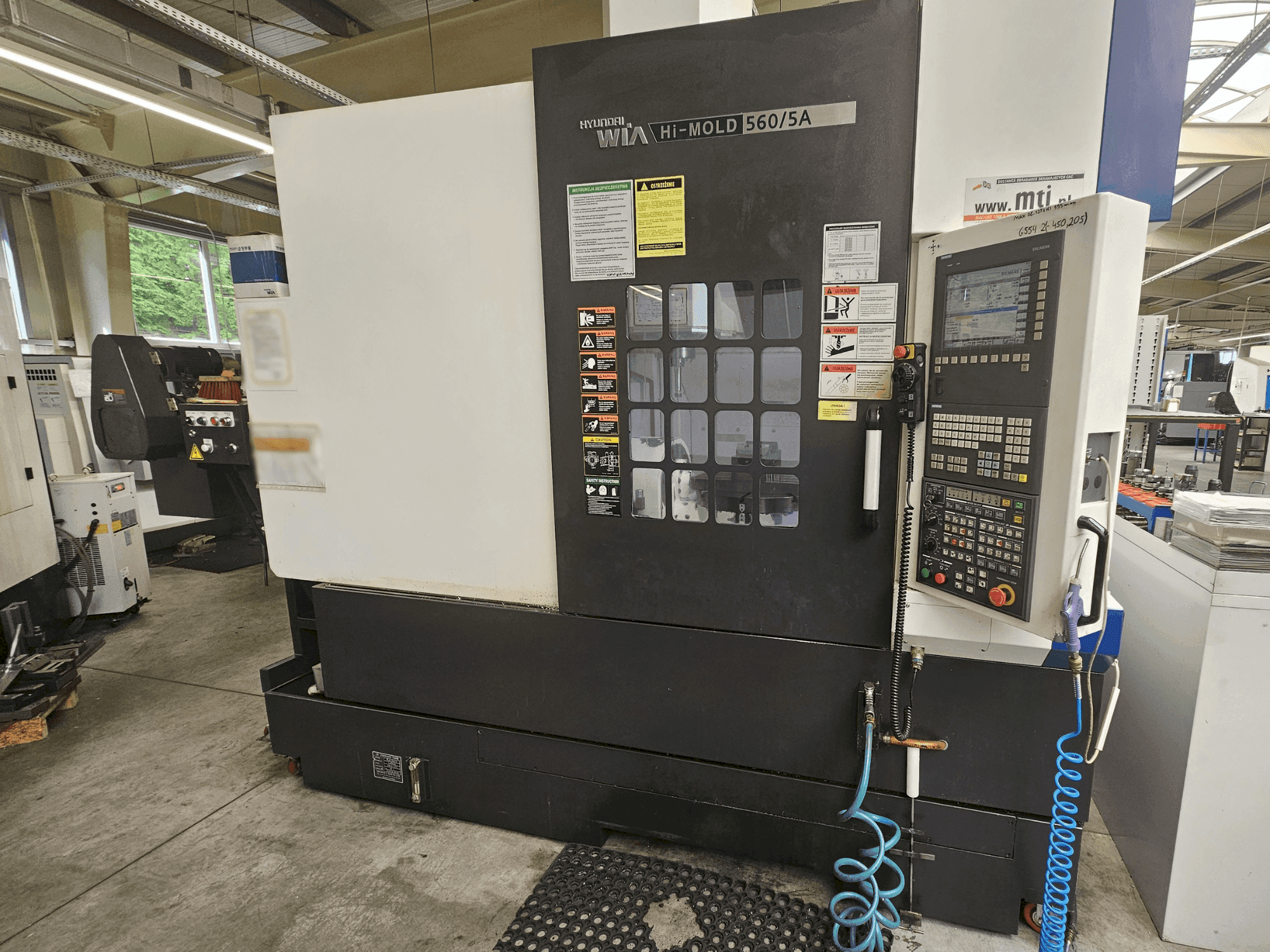 Vista frontale della macchina Hyundai Wia Hi-MOLD 560/5A