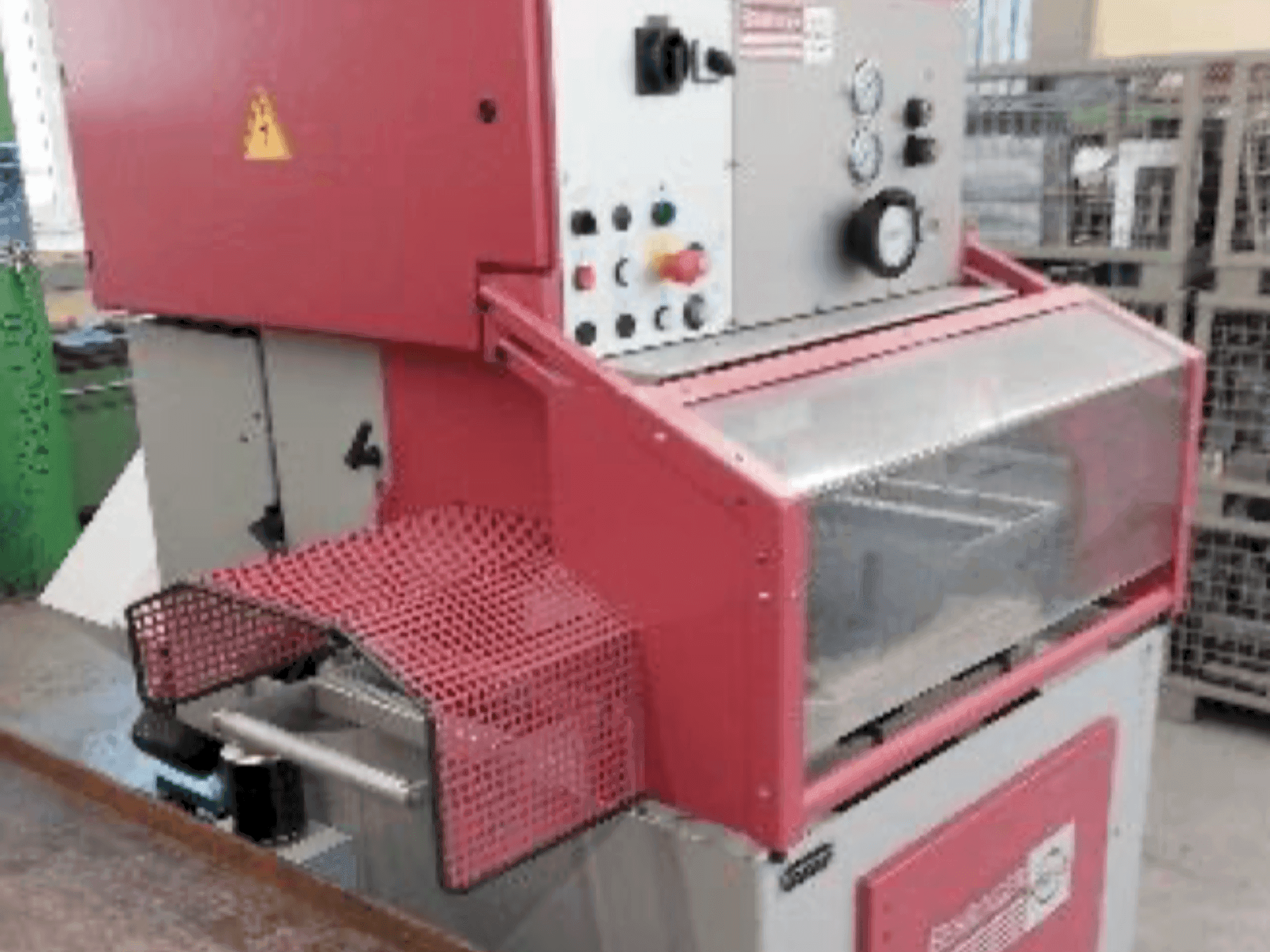 Vista frontale della macchina Behringer EISELE PSU 450 H