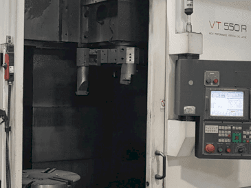 Vista frontale della macchina HWACHEON VT550R