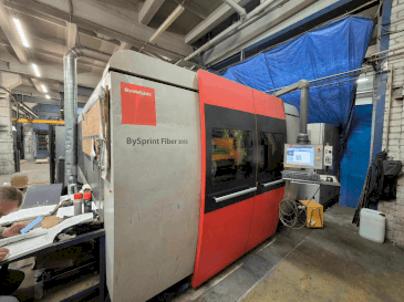 Vista frontale della macchina Bystronic Bysprint Fiber 3015 3kW