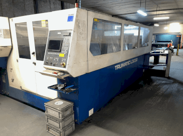 Vista frontale della macchina TRUMPF TRUMATIC L3030