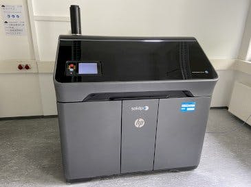 Vista frontale della macchina HP Jet Fusion 580 Color 3D printer