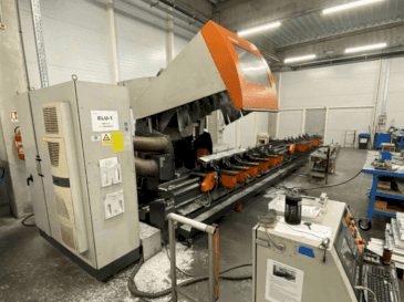 Vista frontale della macchina Elumatec SBZ 150