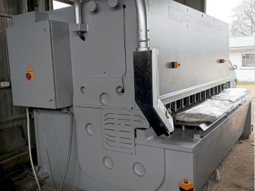 Vista frontale della macchina ERMAKSAN HVR 3100-16