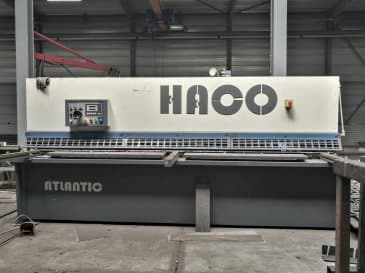 Vista frontale della macchina HACO ATS 3206