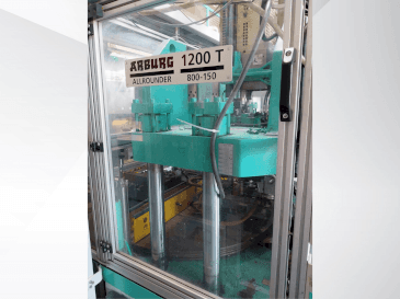 Vista frontale della macchina Arburg Allrounder 1200T 800-150