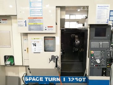 Vista frontale della macchina Okuma SPACE TURN LB250T