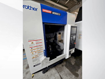 Vista frontale della macchina Brother Speedio M 300 X3