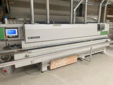 Vista frontale della macchina BIESSE AKRON 1440