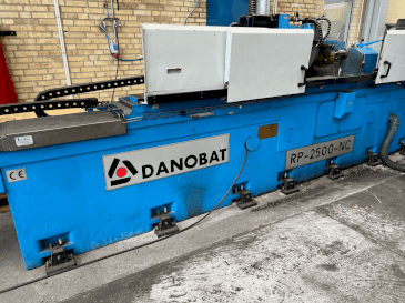 Vista frontale della macchina DANOBAT RP-2500-NC