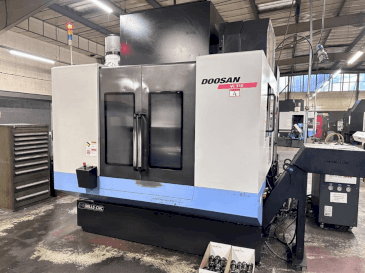 Vista frontale della macchina DOOSAN VC 510
