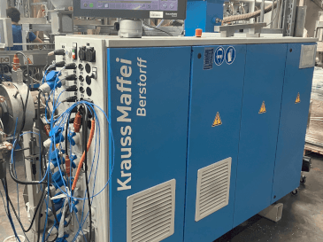 Vista frontale della macchina Krauss Maffei KME 45 XS